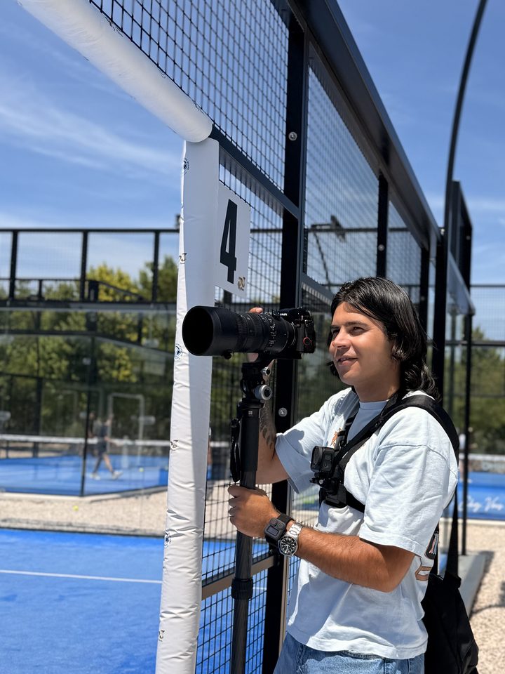 Fabio Latagliata, appareil photo en main au bord d'un court de padel